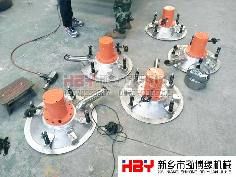 浙江嘉興的王經(jīng)理生產(chǎn)的5臺HBY-GP600型高頻篩正在安裝，預(yù)計(jì)明天才能發(fā)貨